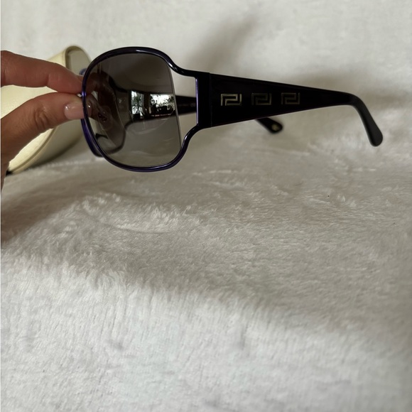 Versace woman’s sunglasses. Hardly worn. - Picture 9 of 9